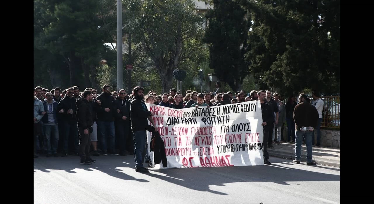 Κλειστή η Ποσειδώνος στο Καβούρι από φοιτητές – Επεισόδια μεταξύ φοιτητών και ΜΑΤ (εικόνες)